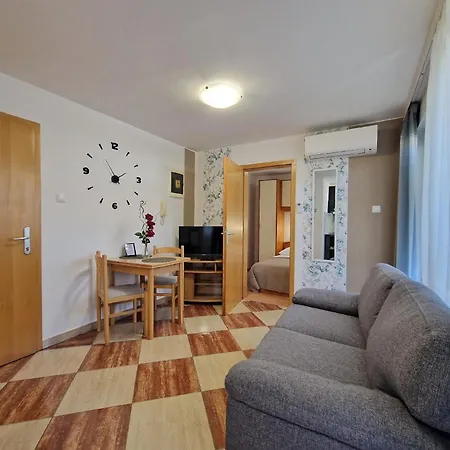 Modern Eingerichtete Ideal Fuer Junge Paaren Im Zentrum Von * Baska (Krk)